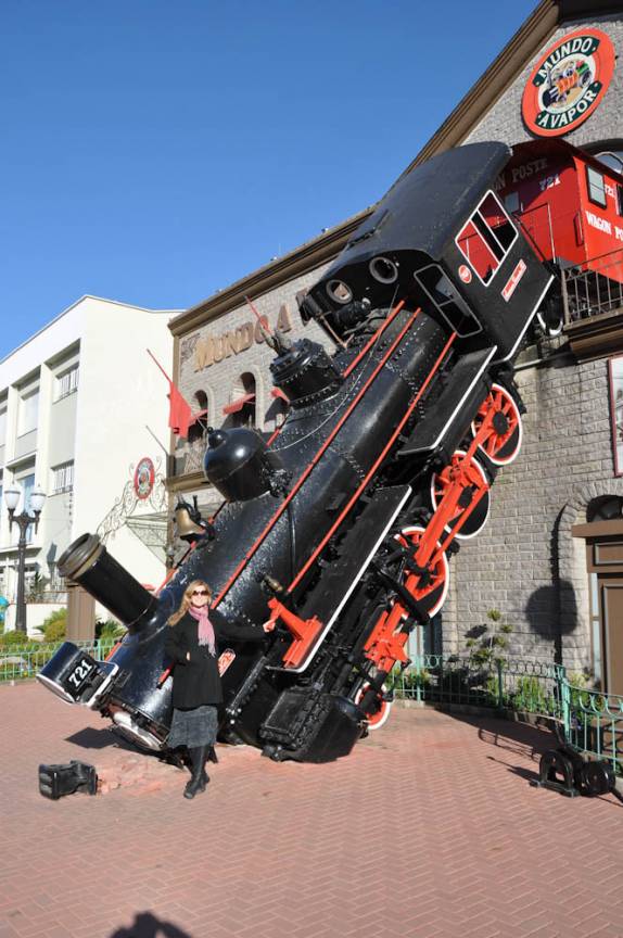 Locomotiva 'meio' fora dos trilhos, em Gramado - RS